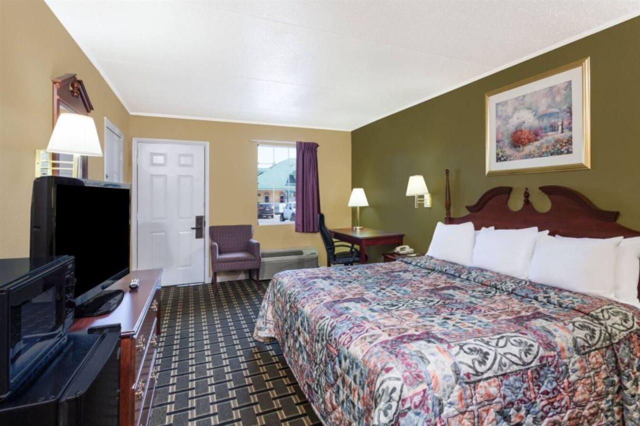 Days Inn By Wyndham Lenoir City Bagian luar foto