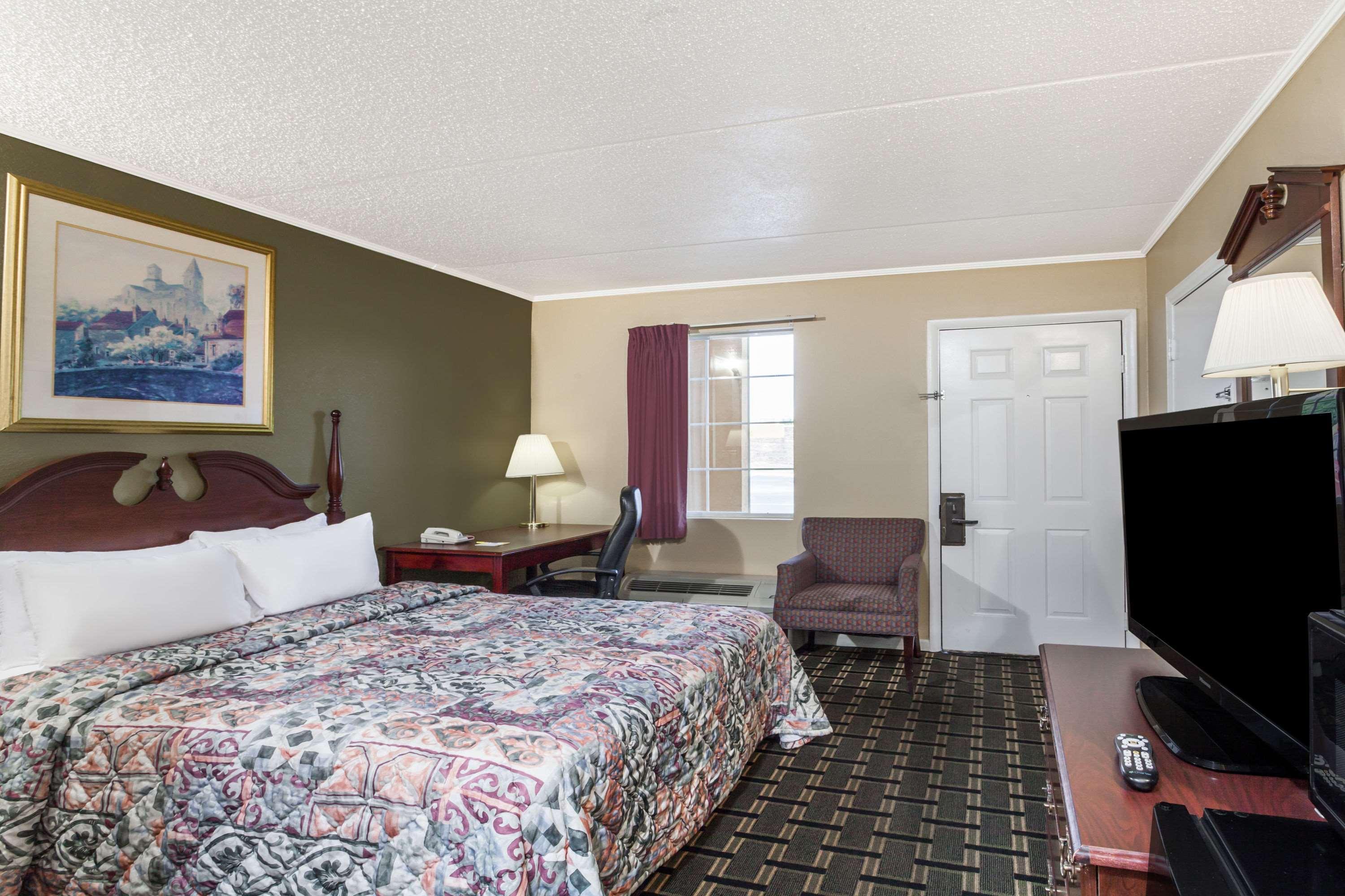 Days Inn By Wyndham Lenoir City Bagian luar foto