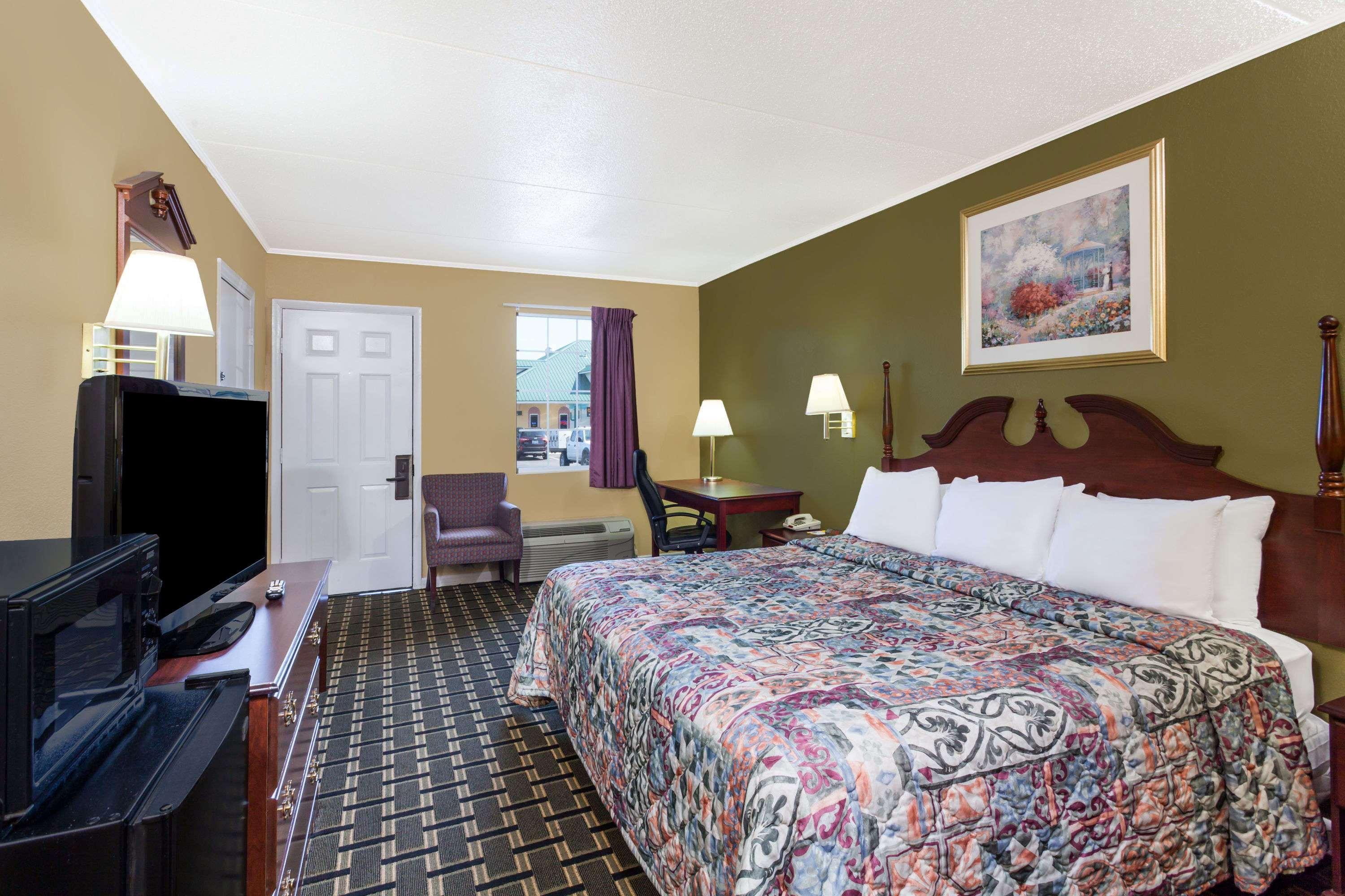 Days Inn By Wyndham Lenoir City Bagian luar foto