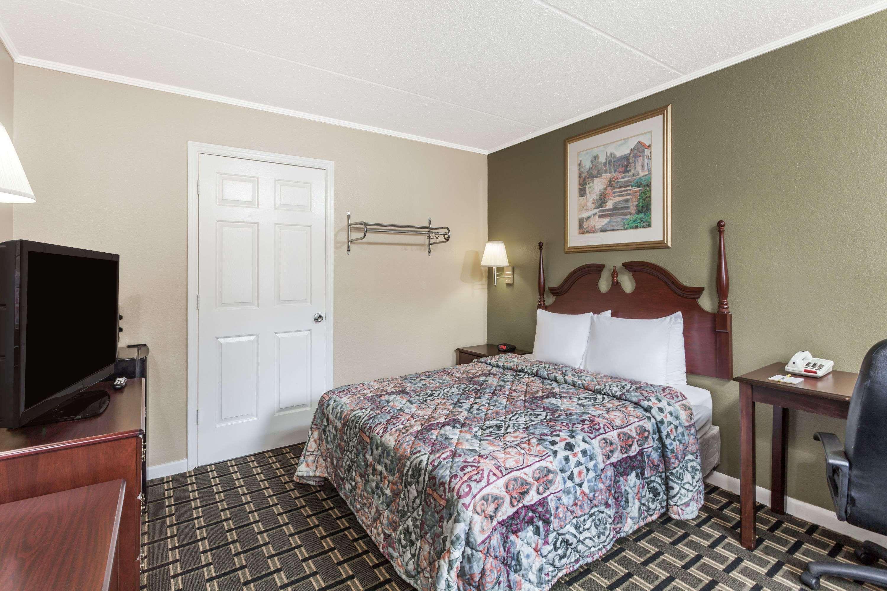 Days Inn By Wyndham Lenoir City Bagian luar foto