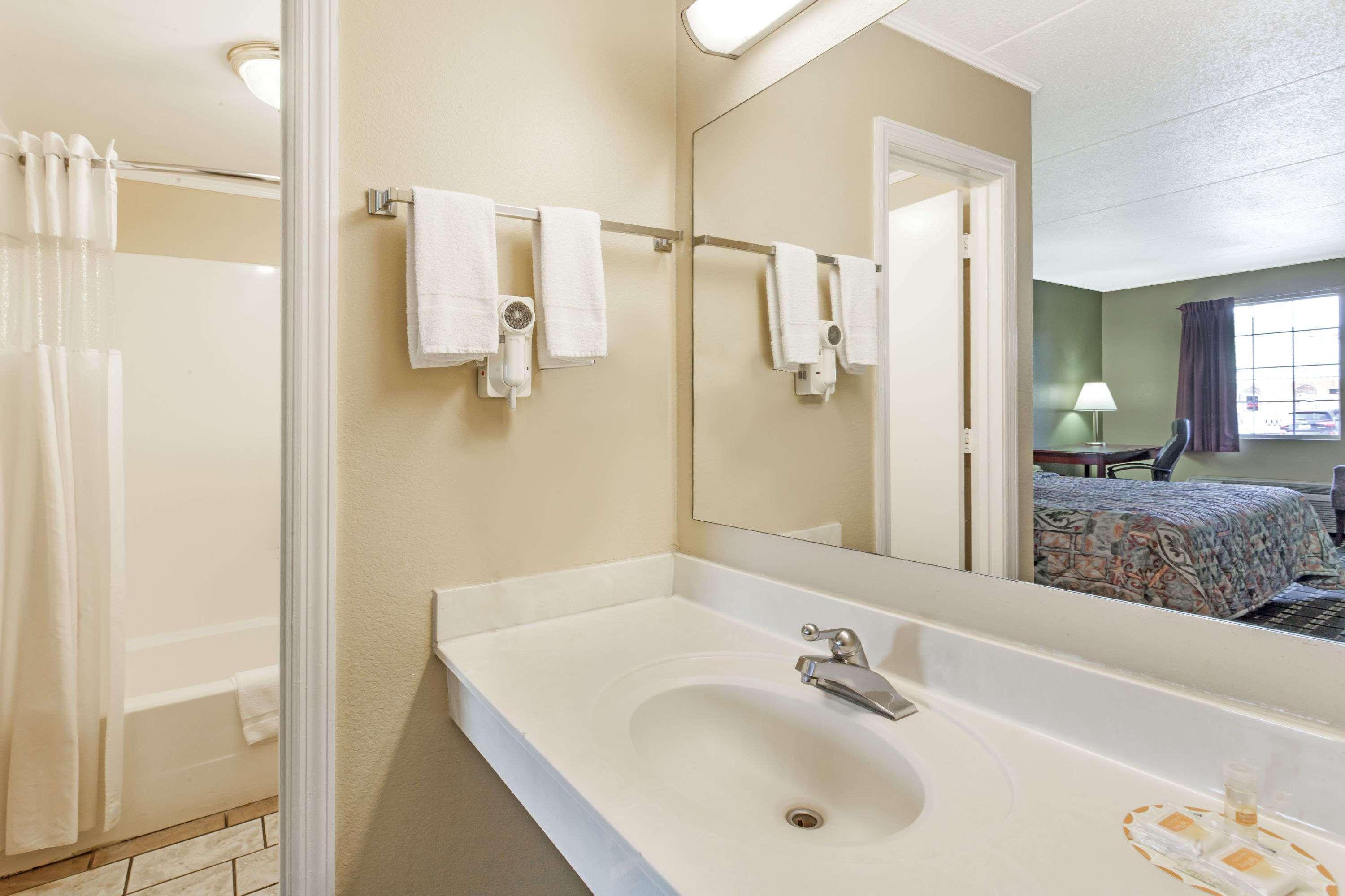 Days Inn By Wyndham Lenoir City Bagian luar foto