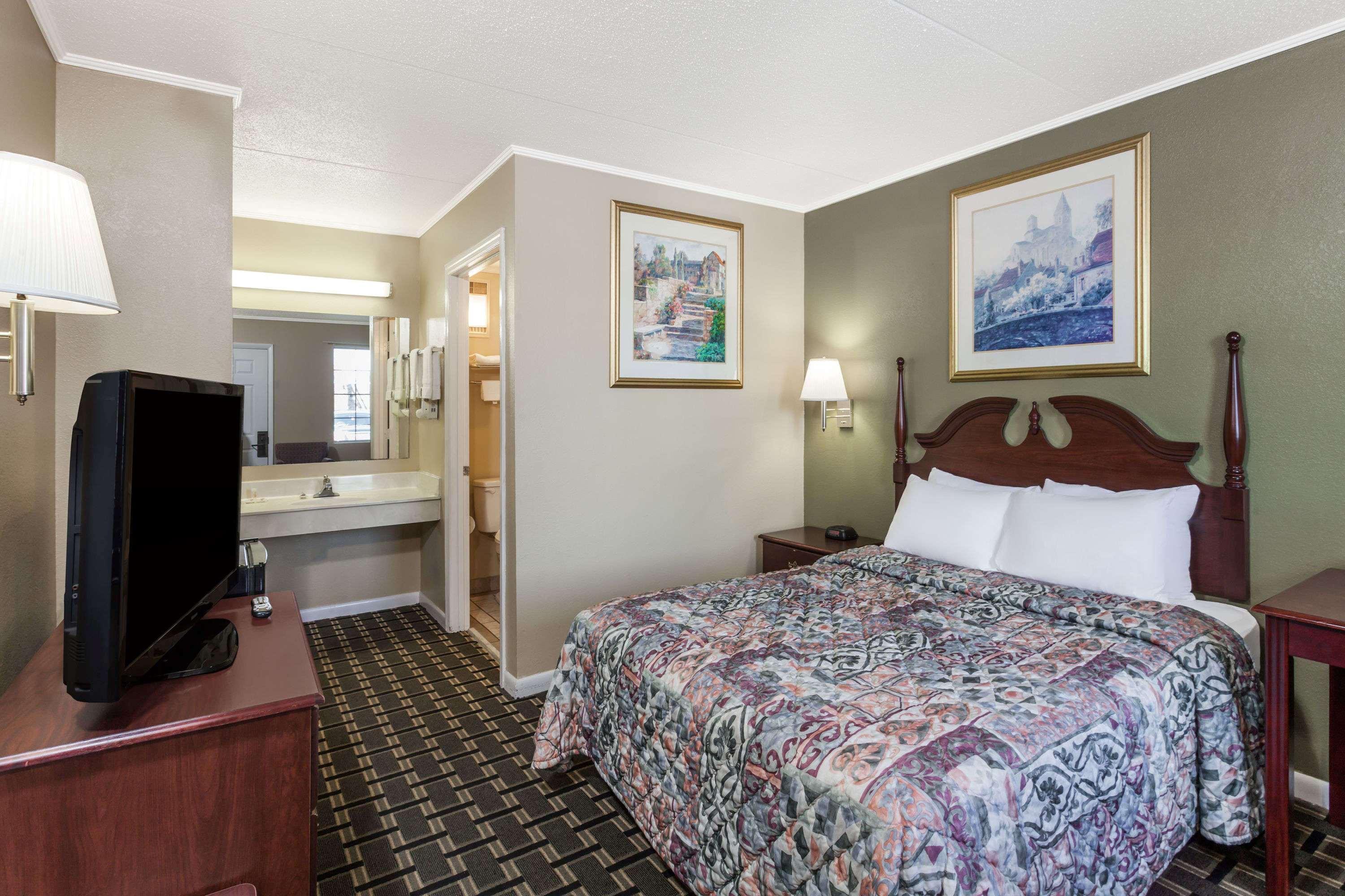 Days Inn By Wyndham Lenoir City Bagian luar foto