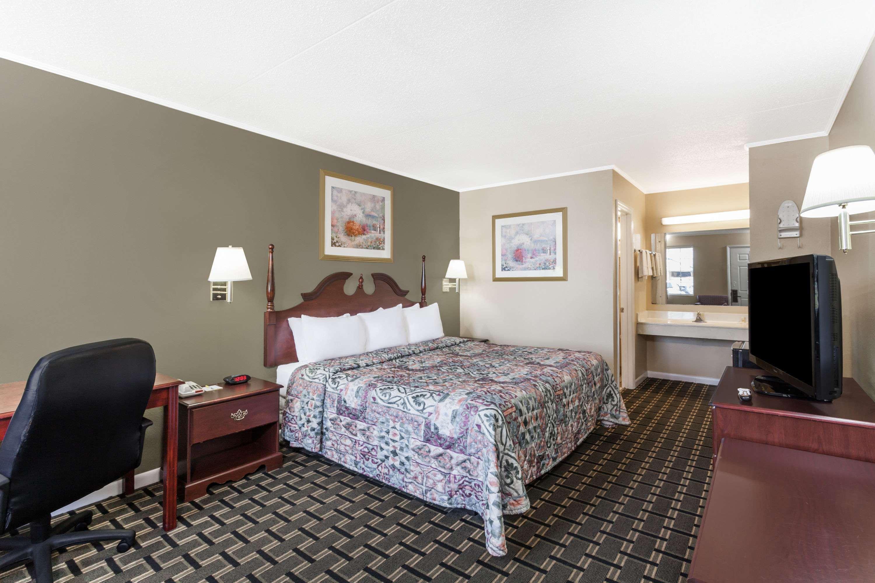 Days Inn By Wyndham Lenoir City Bagian luar foto