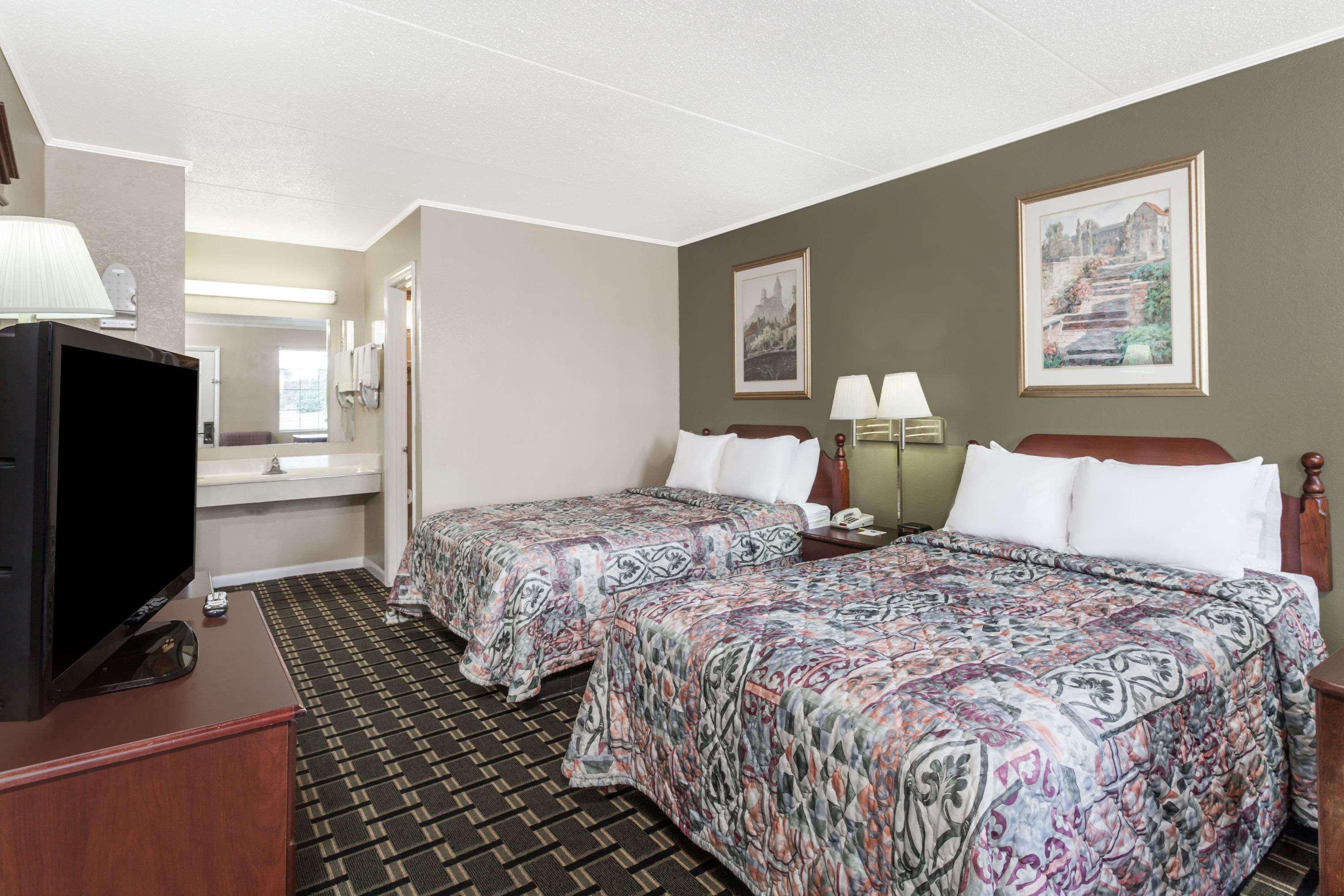 Days Inn By Wyndham Lenoir City Bagian luar foto