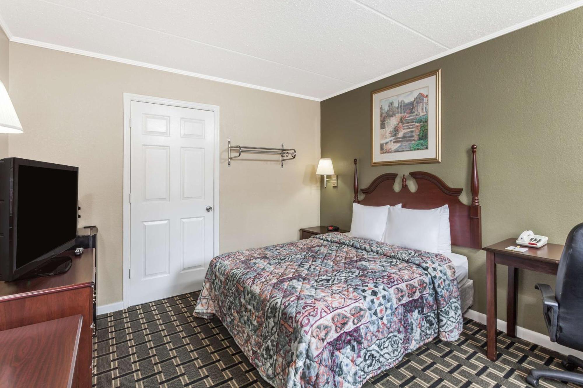 Days Inn By Wyndham Lenoir City Bagian luar foto