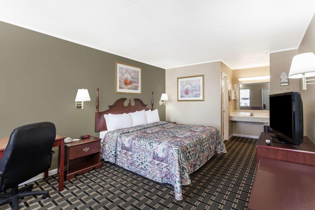 Days Inn By Wyndham Lenoir City Bagian luar foto